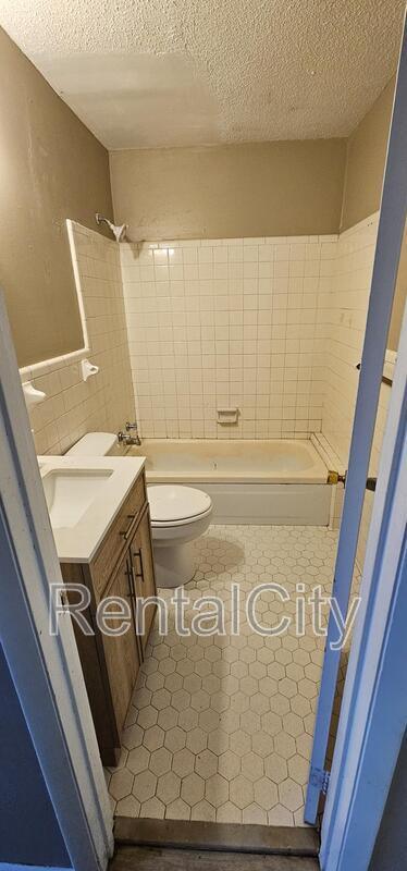 Building Photo - 605 Lake Rd