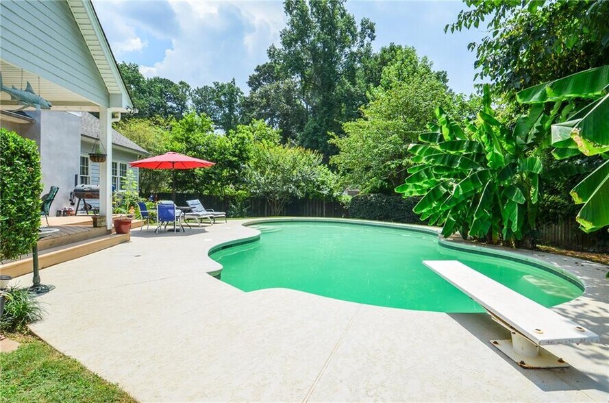 Building Photo - 223 Windsong Ln SW