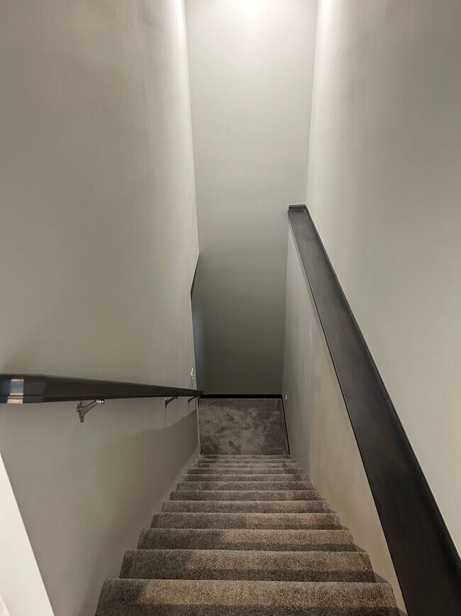 Building Photo - 4 bed 3 bath Townhome For Rent!