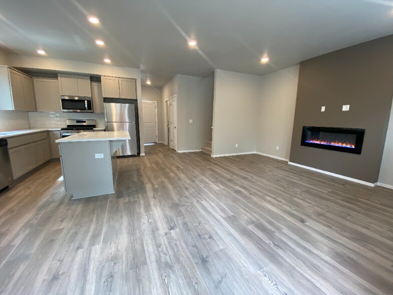 Building Photo - 3550 SW Snowberry Ave
