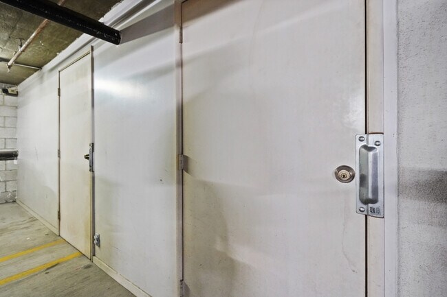 Building Photo - 10627 Ashton Ave