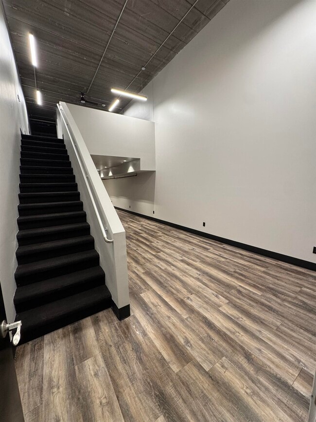 Building Photo - 826 W 8th St