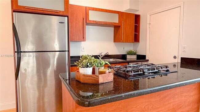 Building Photo - 10101 W Bay Harbor Dr