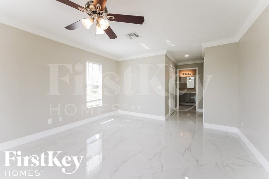 Building Photo - 530 NE 15th Terrace