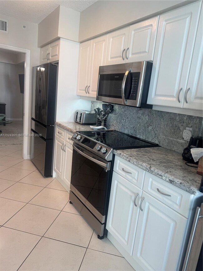 Building Photo - 16400 Collins Ave