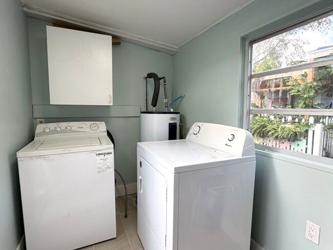 Building Photo - Beachside Bungalow in Ormond Beach!