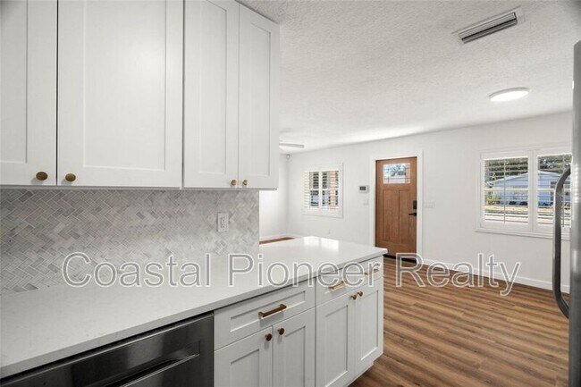 Building Photo - 6710 S Cortez Ave