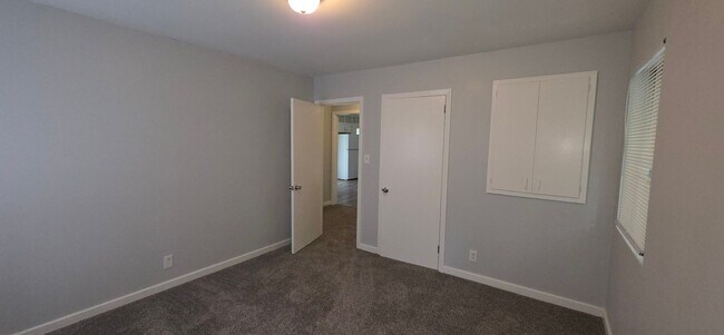 Building Photo - Large Family Home - Move In Ready!