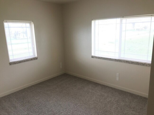 Building Photo - 2715 Bobcat Dr