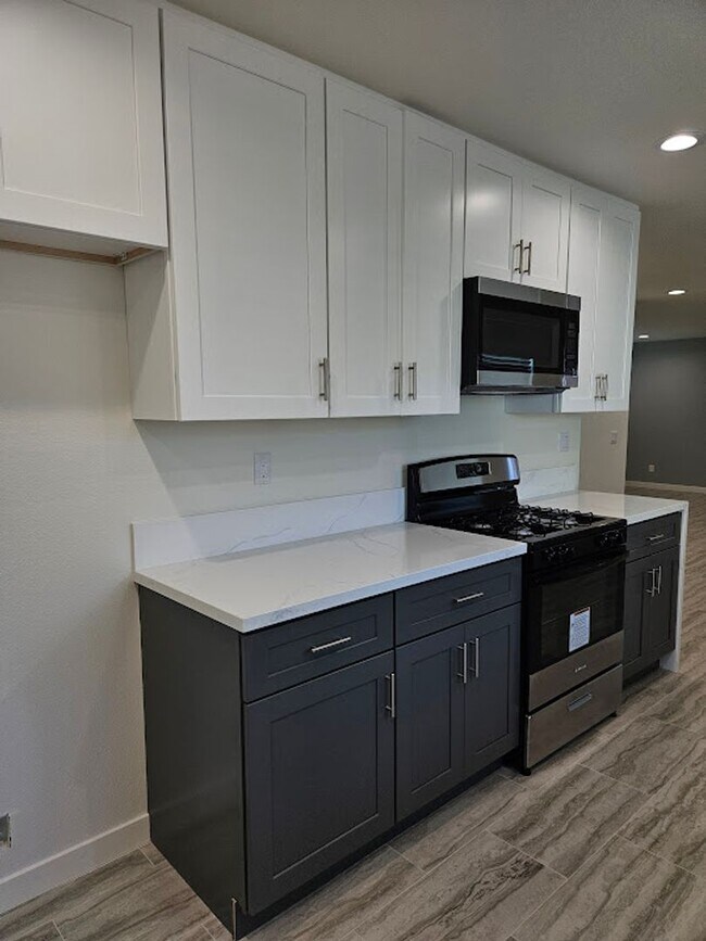 Building Photo - Newly Remodeled 2 Bedroom / 1 Bath! Call o...