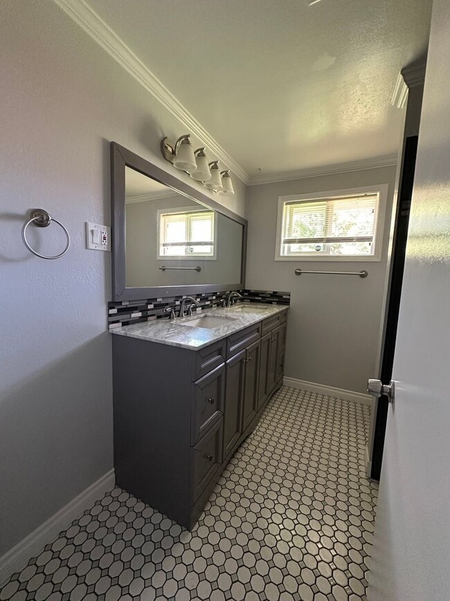 Building Photo - 5301 Bel Aire Dr