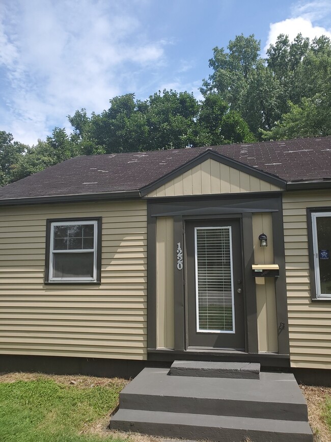 Building Photo - 3 Bedroom House w/garage