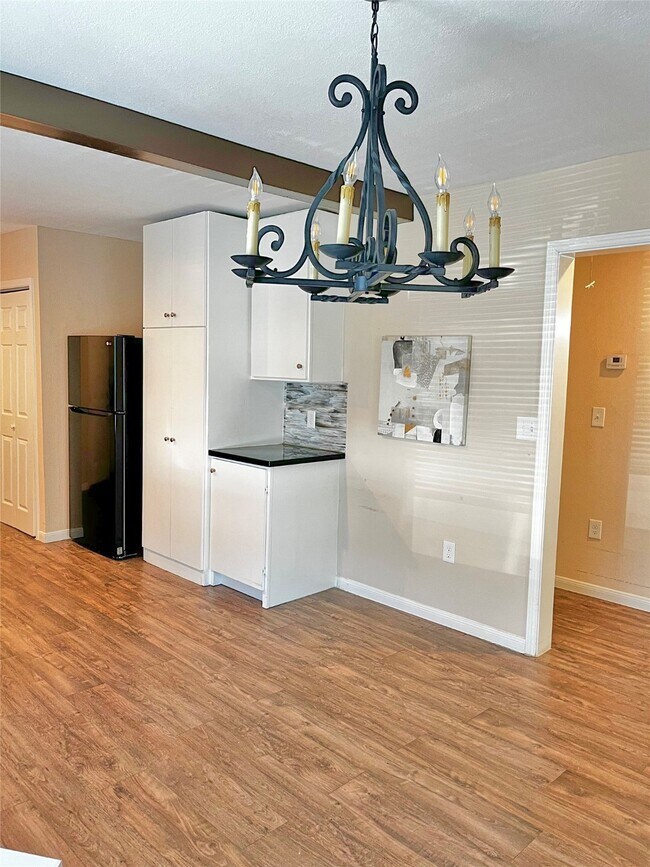 Building Photo - 104 N Eastwood St