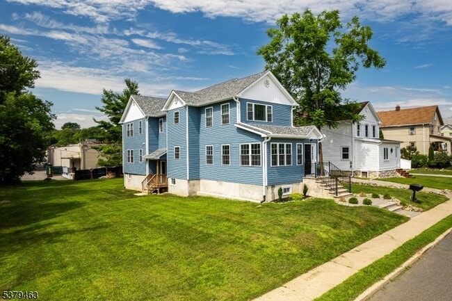 Building Photo - 24 Lawnwood Ave