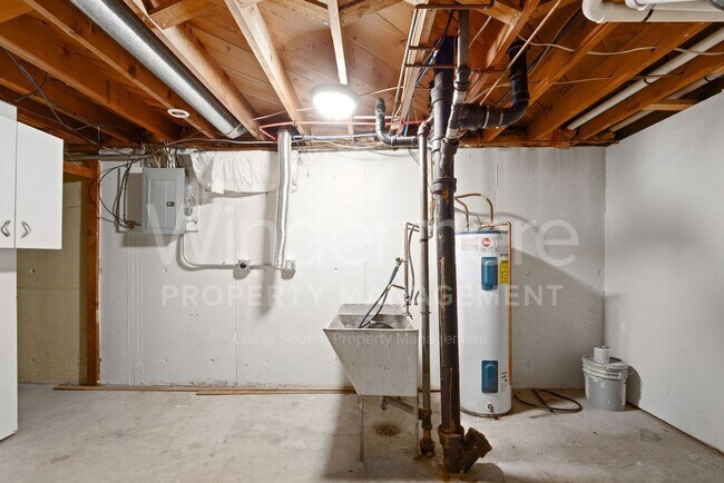 Building Photo - 902 E Rockwell Ave