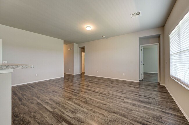 Building Photo - Beautiful 4BD/2BTH with a 2 car garage in ...