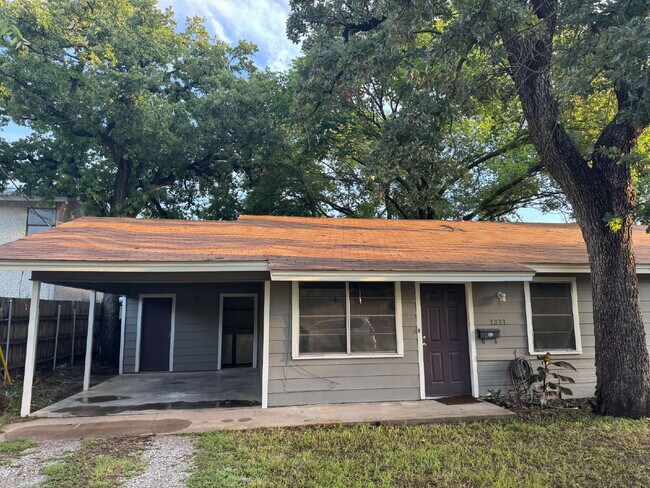 Primary Photo - 2 bedroom 1 bath Budget Friendly!!