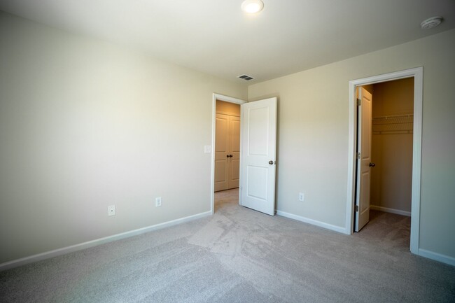 Building Photo - Stunning New Smart Home Palisades Area!