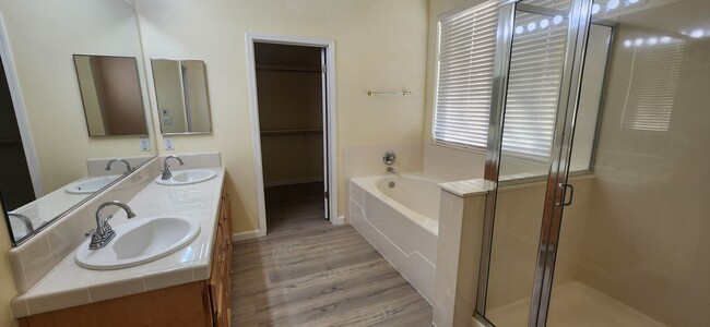 Building Photo - Large single story 4bd/3bath home in Elk Grove!!!