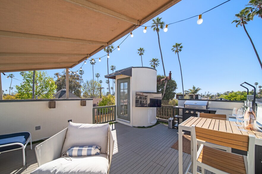 Rooftop deck - 906 Victoria Ave