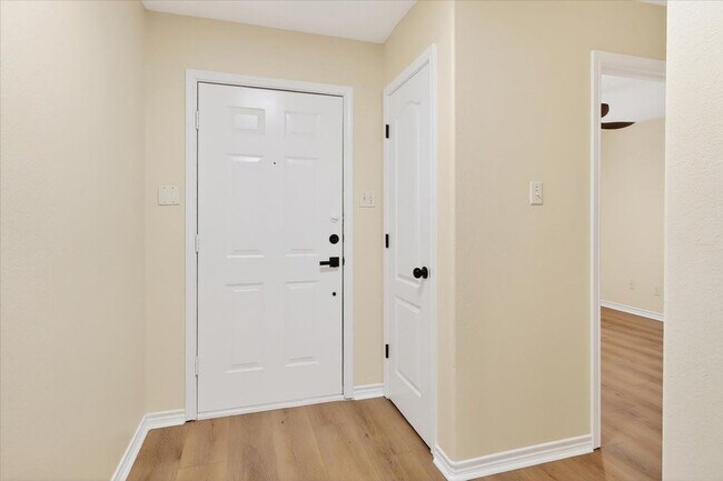 Building Photo - 4453 Lake George Dr