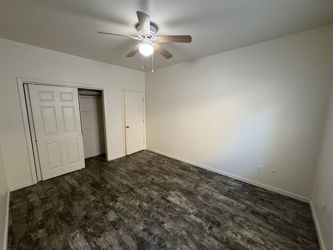 Building Photo - Gorgeous 4 Bedroom in NW Visalia!
