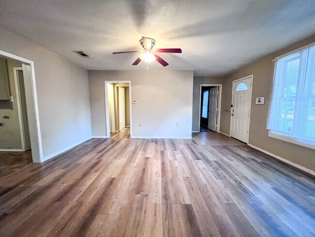 Building Photo - Spacious 3/1 With Back Patio!
