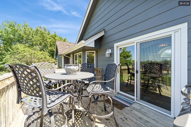 Building Photo - Desirable Clive Home with Easy Metro Access