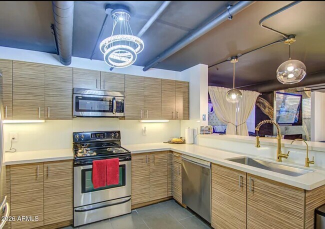 Building Photo - 535 W Thomas Rd