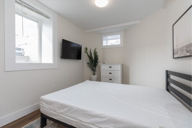 Building Photo - Huge 5 Bed each with their own Bathroom!