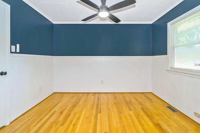 Building Photo - 1510 Crescent Dr