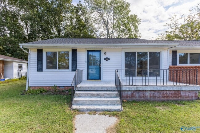 Primary Photo - 816 Giles Dr NE