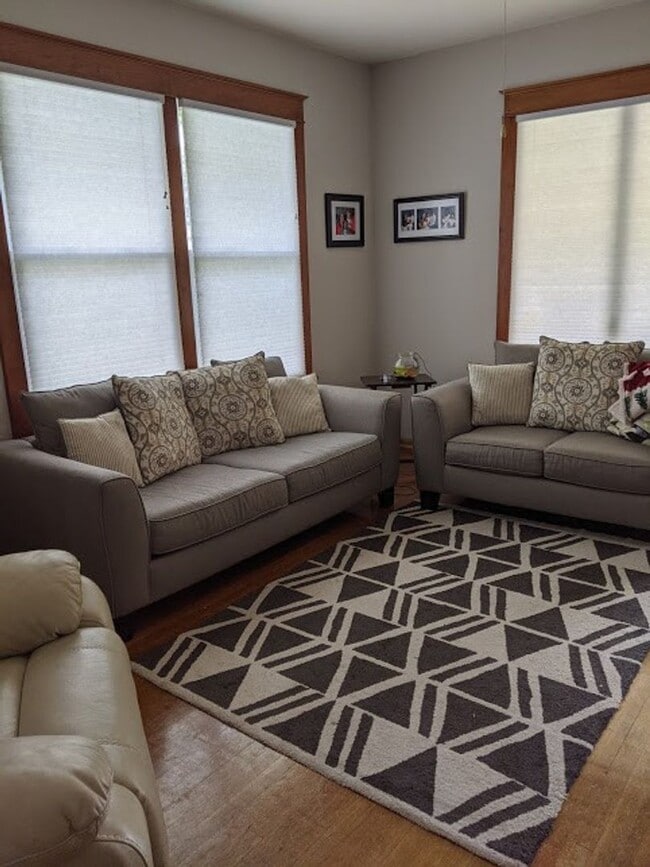 Building Photo - Spacious Single Family Home