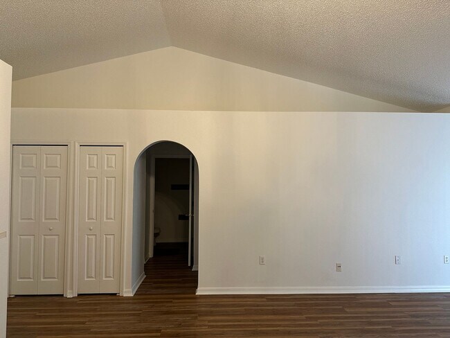 Building Photo - Move in condition 3 Bedroom 2 Bath 2 Car Garage Call Carole Arcaro 386-216-4900 Deltona Lakes Realty