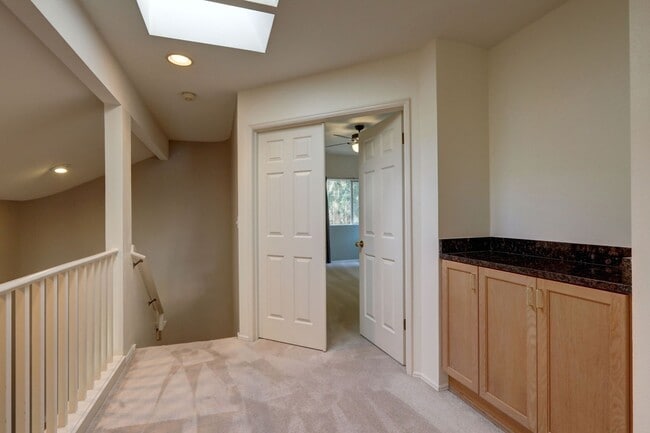 Building Photo - Beautiful 3bd, 2.5ba Home in Klahanie Avai...