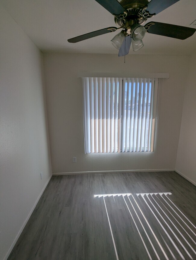 Building Photo - 563 N Santa Anna