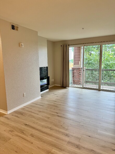 Building Photo - 804 Summer Hawk Dr