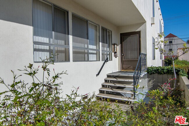 Building Photo - 344 S Doheny Dr