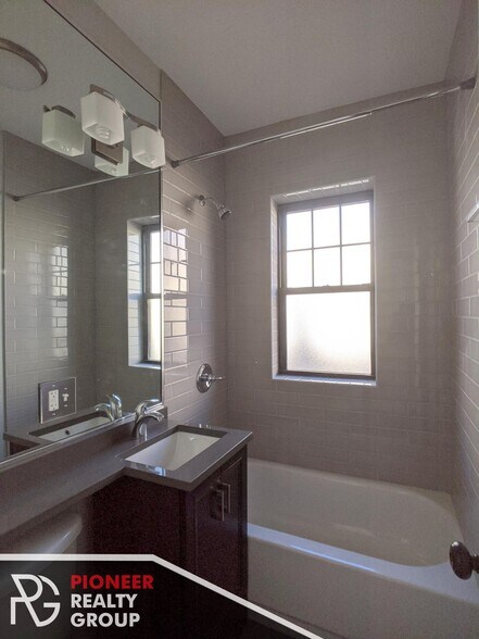 Building Photo - 423 W Belden Ave