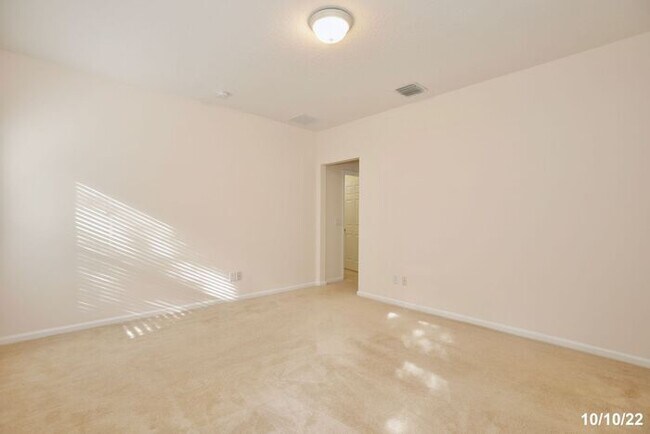 Building Photo - Amazing 3/2 Spacious Home with a Bonus Roo...