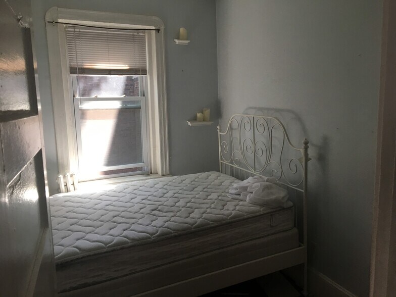 Building Photo - 36 Anderson St