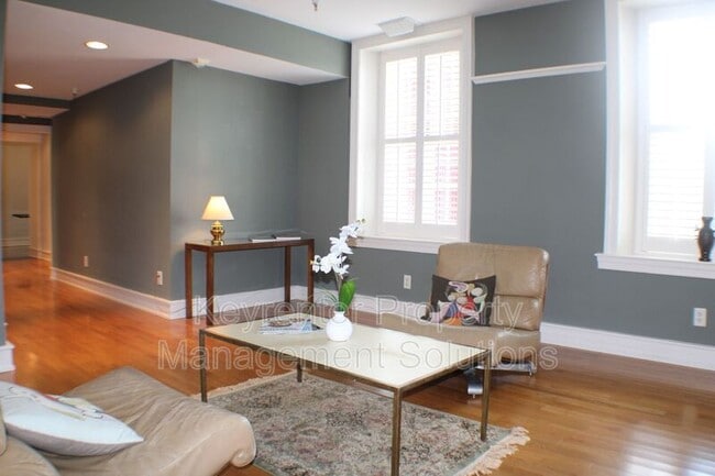 Building Photo - 100 W Village Dr