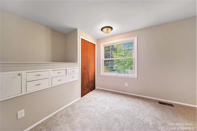 Building Photo - 2923 Burlington Ct