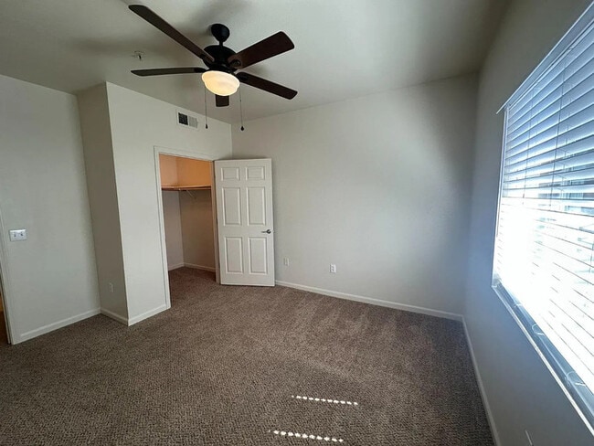Building Photo - Beautiful 2 Bedroom 2 Bathroom in Roseville!