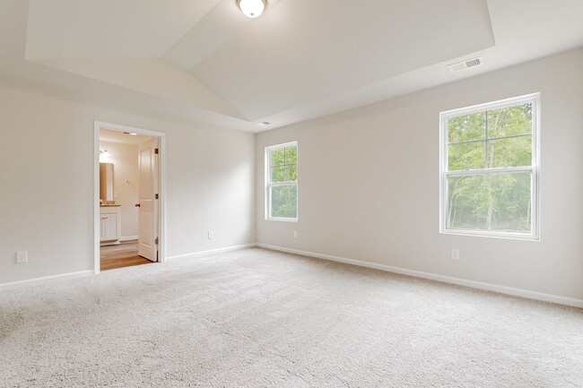 Building Photo - 5 bedroom Benjamin Floor Plan with a relax...