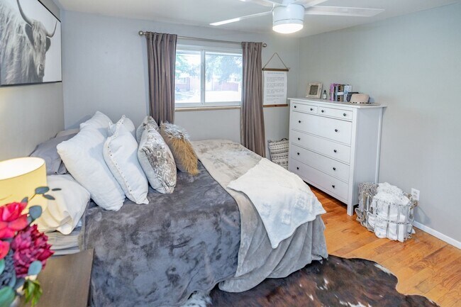 Building Photo - Amazing 3 bed/3 bath rental.  New Flooring!!  Solar Panels!!