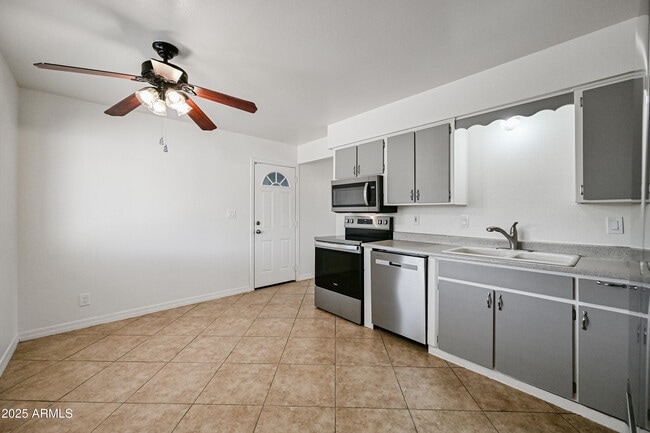 Building Photo - 913 E 7th Dr