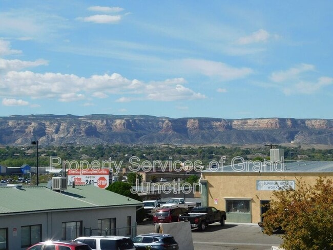 Building Photo - 1546 Poplar Dr