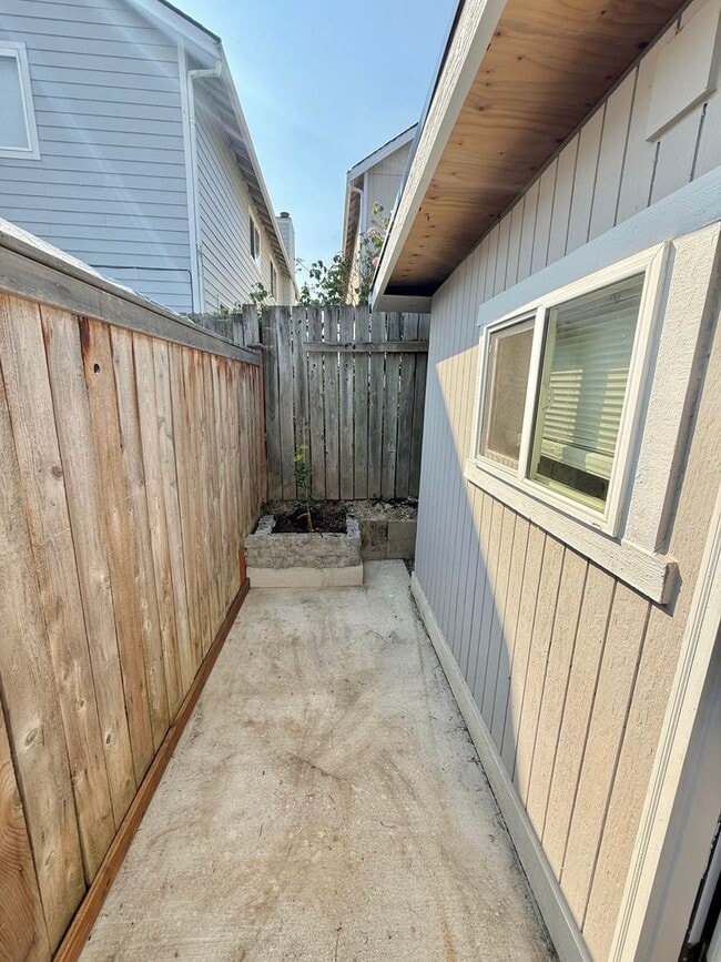 Building Photo - Charming 2-Bed, 1-Bath White Center Home