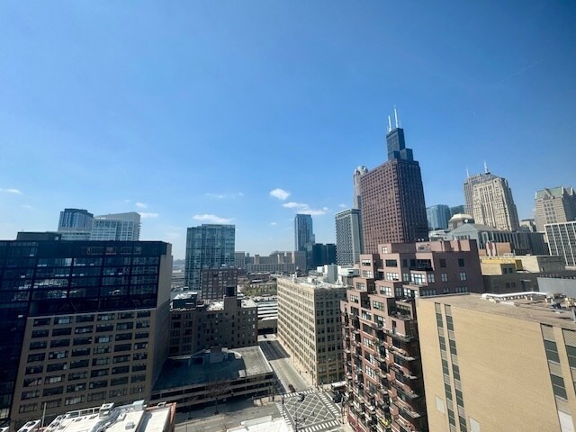 Building Photo - 600 S Dearborn St